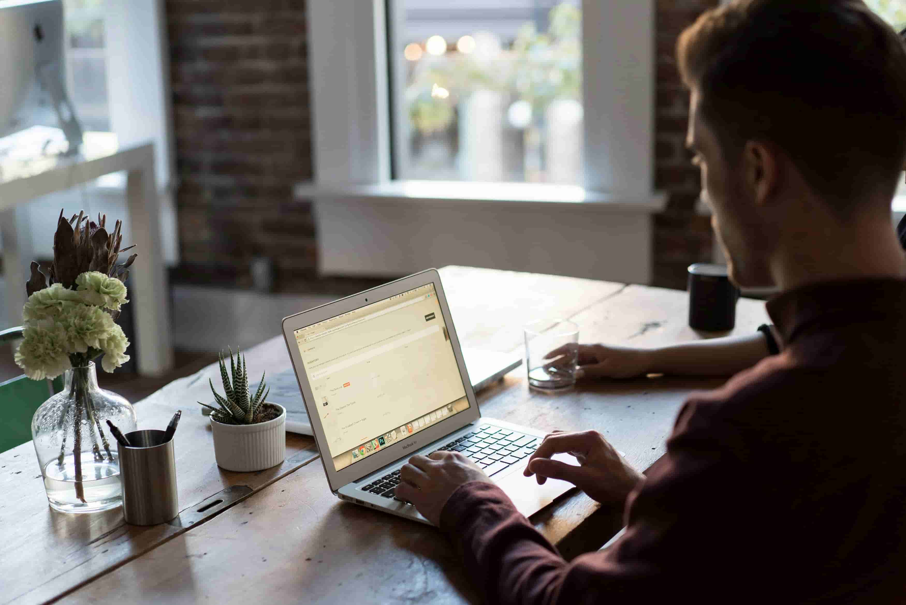 Live Chat or Chatbot? How Solopreneurs Keep Clients in 2025