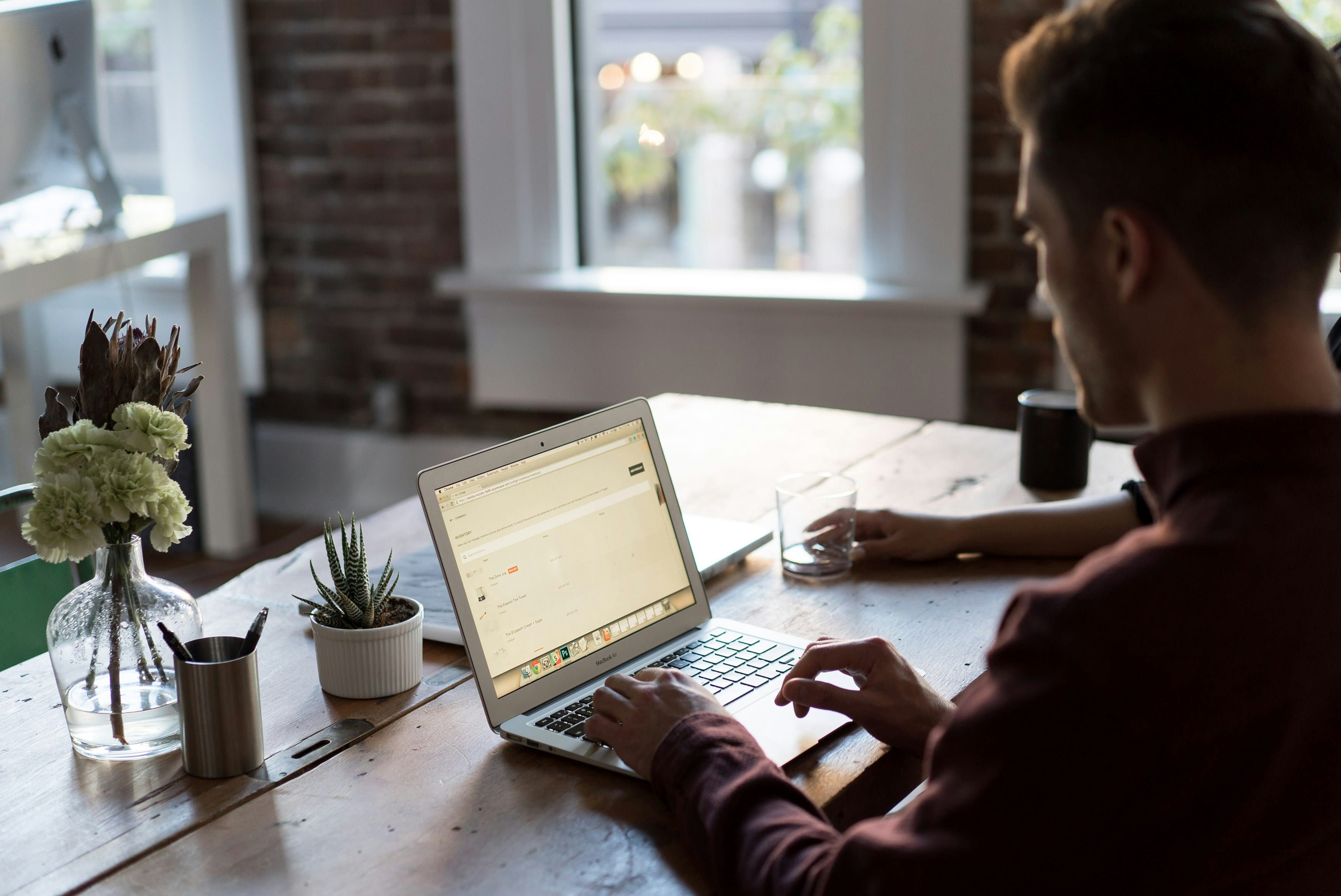 Live Chat or Chatbot? How Solopreneurs Keep Clients in 2025